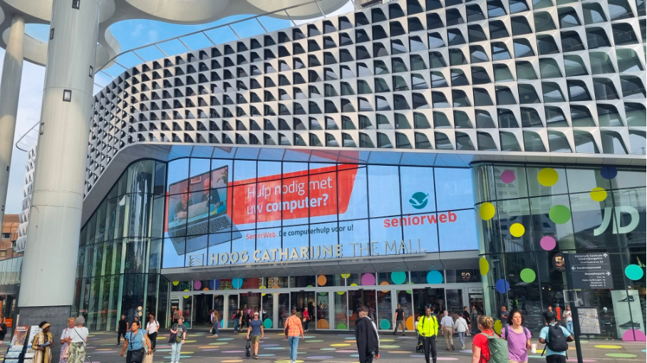 Digital Out of Home scherm van SeniorWeb op Hoog Catharijne