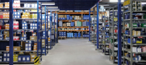 Magazijn van Wilmink Engine Parts. De stellingen zijn blauw en verder staat alles er netjes bij